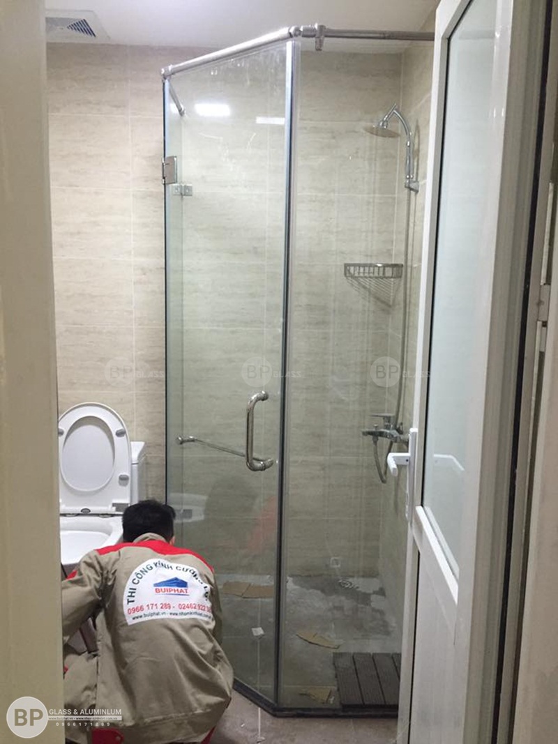 Vách tắm kính 135 tại Số 4 Chính Kinh